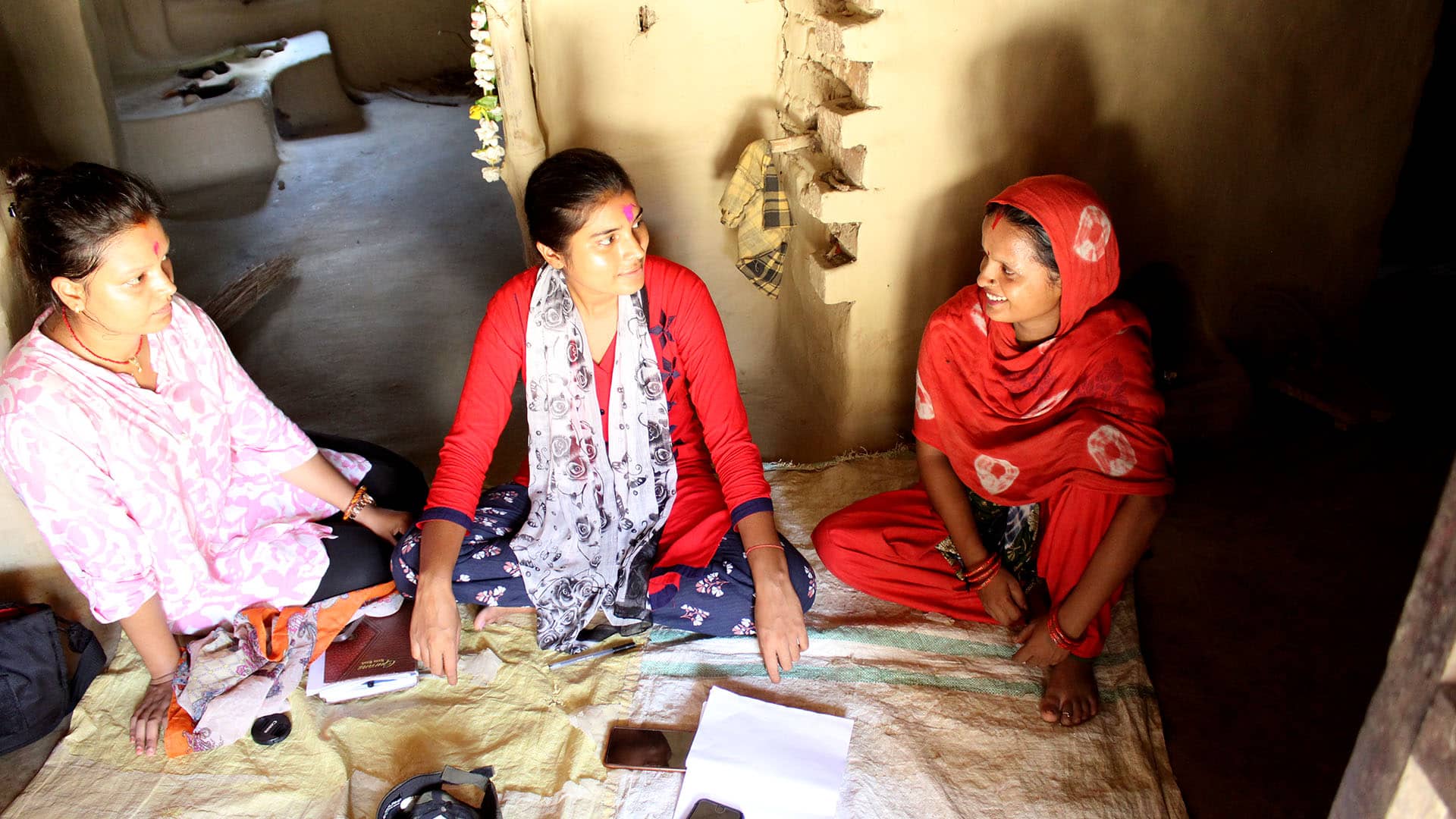 WHH’s health volunteers Nita and Reshmi in conversation with Smita from the Nutrition Smart CommUNITY program in the Terai region of Nepal.